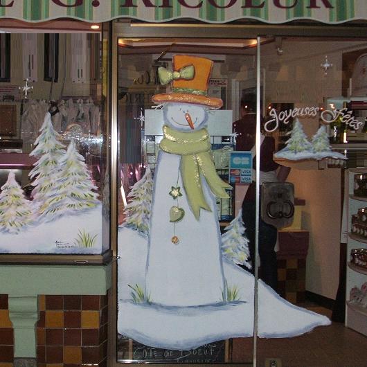 dessin de bonhomme de neige pour noël sur vitrine de commerçant près d'argelès sur mer