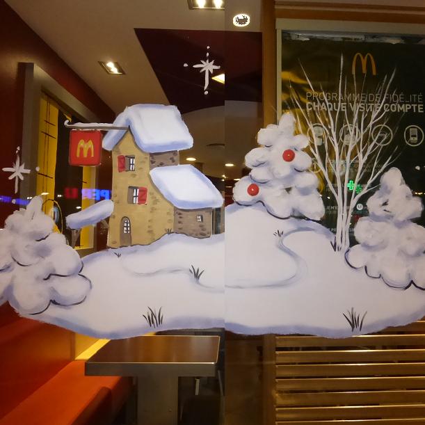 décoration de noël sous la neige sur vitrines à perpignan