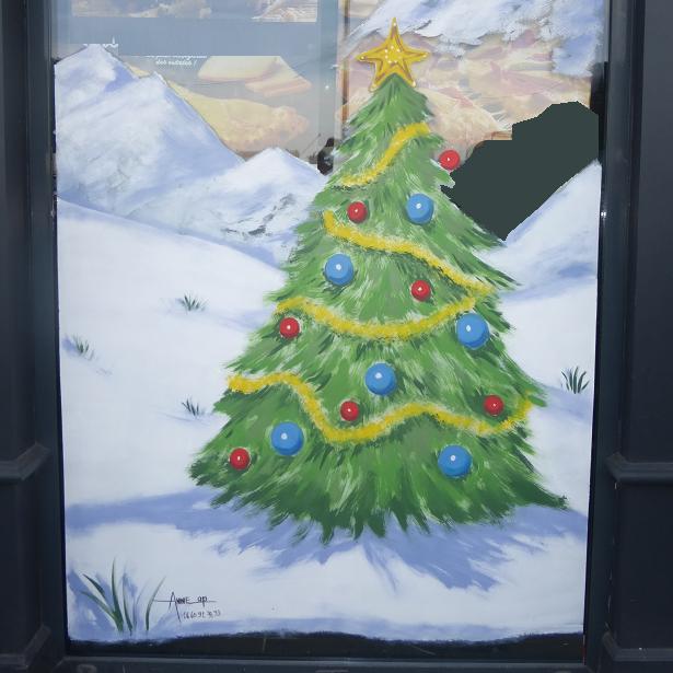 sapin de noël sur vitre