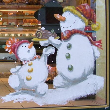 bonhommes de neige animent vitrines de noël dans le 66