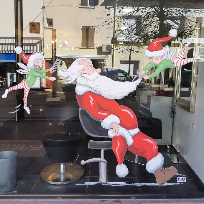 père noël sur vitrine à la peinture au Boulou dans les Pyrénées Orientales